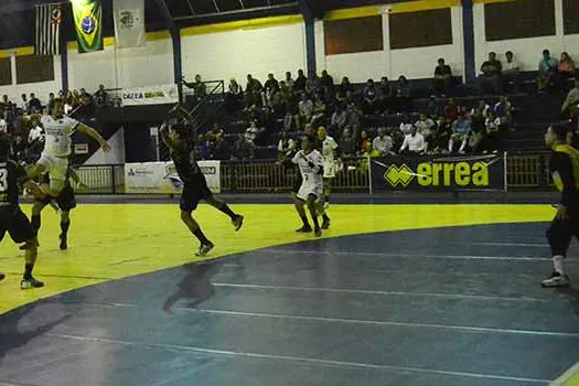 Fãs do handebol recebem espetáculo no Baetão