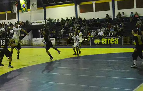 Fãs do handebol recebem espetáculo no Baetão