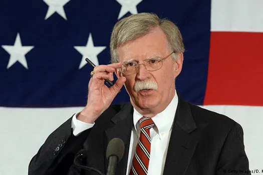 Deputados dos EUA querem sabatinar Bolton sobre impeachment