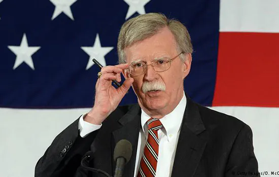 Deputados dos EUA querem sabatinar Bolton sobre impeachment