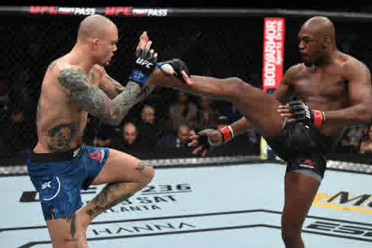 Jon Jones vence Smith por decisão dos juízes e defende título no UFC