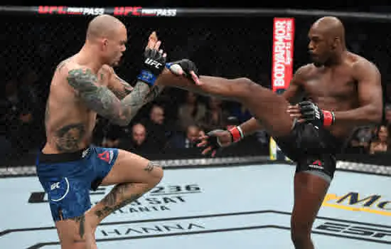 Jon Jones vence Smith por decisão dos juízes e defende título no UFC