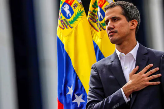 Guaidó desafia Maduro com marcha em direção a quartéis na Venezuela