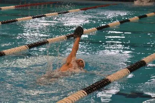 Piscina do Centro Olímpico em SP é palco dos treinos do atleta Leonardo de Deus