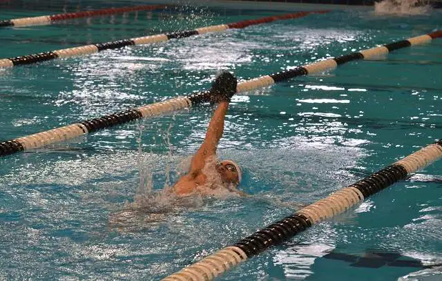 Piscina do Centro Olímpico em SP é palco dos treinos do atleta Leonardo de Deus