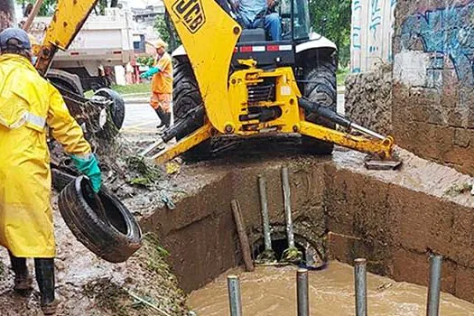 Resíduos descartados irregularmente agravam ocorrências de enchentes e alagamentos