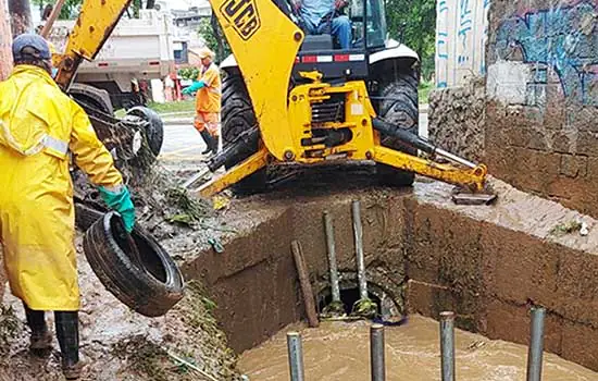 Resíduos descartados irregularmente agravam ocorrências de enchentes e alagamentos