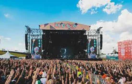 Lollapalooza Brasil divulga horários dos shows e a divisão das atrações por palcos