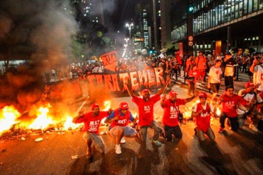 Manifestantes contra o impeachment bloqueiam Marginais em SP