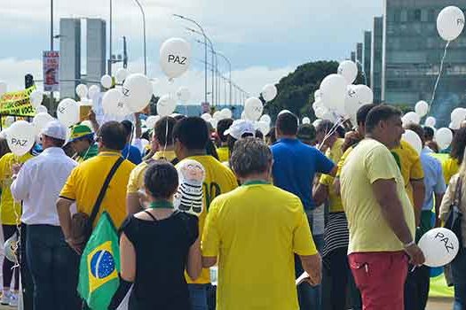 Manifestantes vão às ruas em Brasília