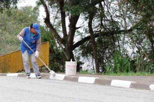 Prefeitura de Ribeirão Pires faz nova calçada em trecho da Avenida Rotary