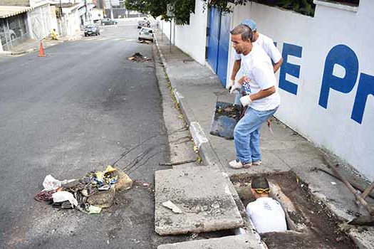 Quatro operários ficam feridos em explosão durante obra de bueiro em BH