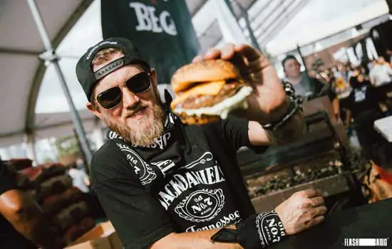 Final do campeonato Pitmasters Brasil reúne mestres churrasqueiros em SP