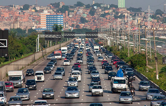 Proibição de motos na pista expressa da Marginal Pinheiros começa nesta 2ª feira