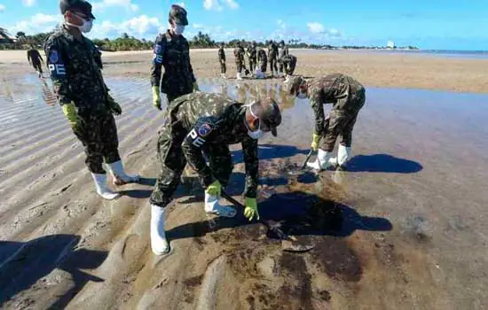 Marinha vê crise do óleo estabilizada e deve desmobilizar parte das equipes