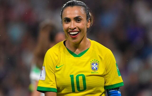 Marta se machuca e é cortada da seleção brasileira