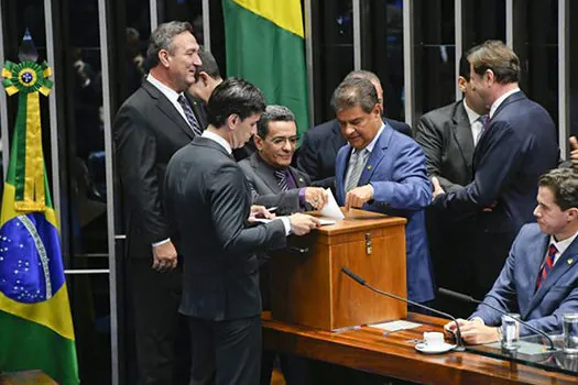 Corregedor enviará esta semana à PF foto de senador suspeito de votar duas vezes