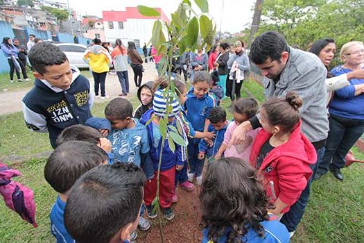 Mauá comemora o Dia da Árvore com plantio em escola municipal