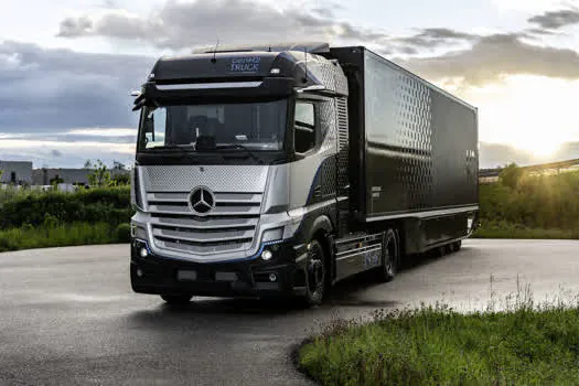 Daimler Trucks dá início a rigorosos testes do caminhão movido a célula de combustível