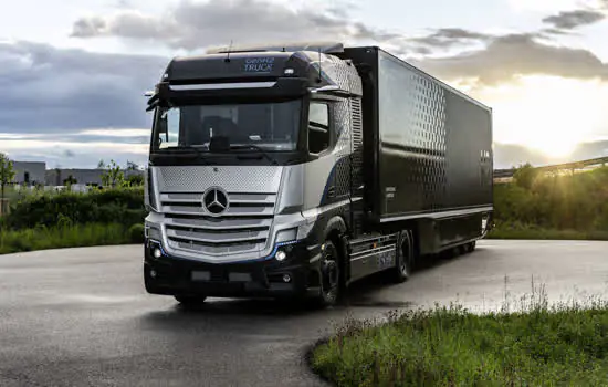 Daimler Trucks dá início a rigorosos testes do caminhão movido a célula de combustível