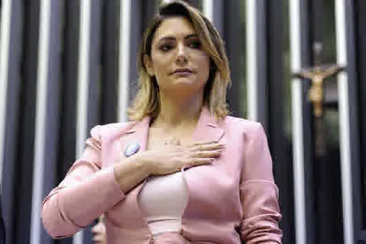 Michelle passa por cirurgia para trocar próteses de silicone e recebe visita de Bolsonaro