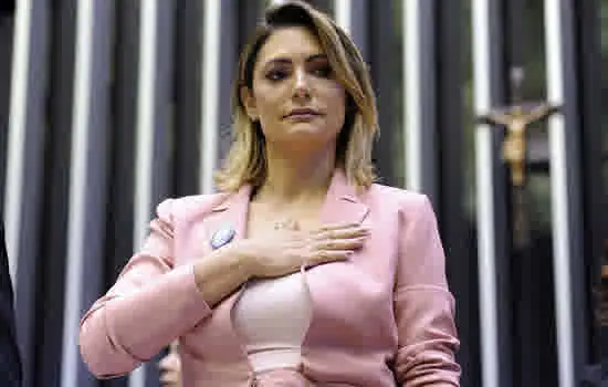 Michelle passa por cirurgia para trocar próteses de silicone e recebe visita de Bolsonaro