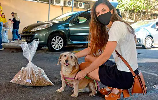 Moeda Pet entrega 471 quilos de ração para gatos e cachorros