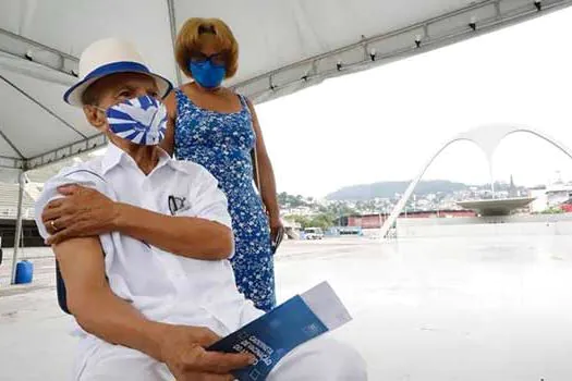 Enquanto aguarda por novas doses, Rio vacina nomes lendários do carnaval