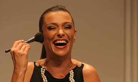 Teatro Paulo Machado recebe o Humor de Mônica Martelli