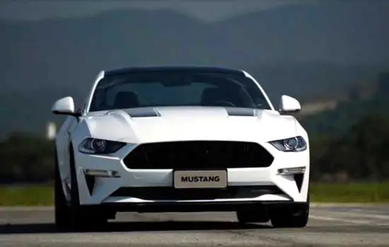 Vídeo mostra a emoção de pilotar o Ford Mustang Black Shadow A 230 Km/h sem poder enxergar