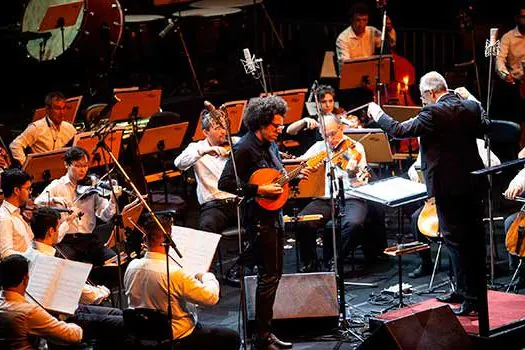 Concerto da OSSA com bandolinista Hamilton de Holanda ganha álbum digital