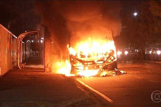 Rio de Janeiro: 430 ônibus incendiados em 10 anos