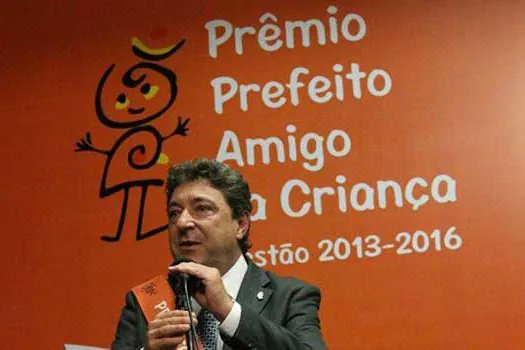 Prefeito de Santo André recebe Prêmio Prefeito Amigo da Criança