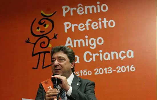 Prefeito de Santo André recebe Prêmio Prefeito Amigo da Criança