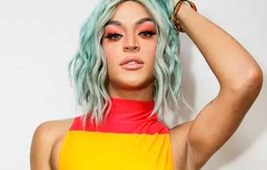 Pabllo Vittar faz festa em novo disco