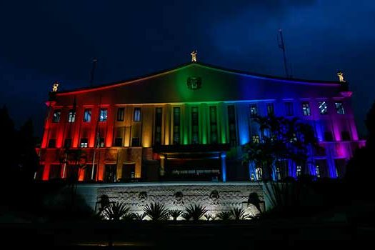 Palácio dos Bandeirantes ganha iluminação especial no Dia Internacional do Orgulho LGBQIA+