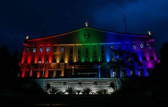 Palácio dos Bandeirantes ganha iluminação especial no Dia Internacional do Orgulho LGBQIA+