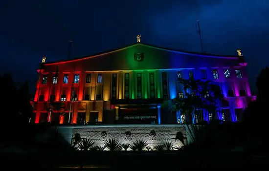 Palácio dos Bandeirantes ganha iluminação especial no Dia Internacional do Orgulho LGBQIA+