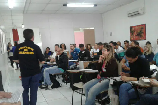 Trânsito de Ribeirão Pires realiza palestra na Praia Grande