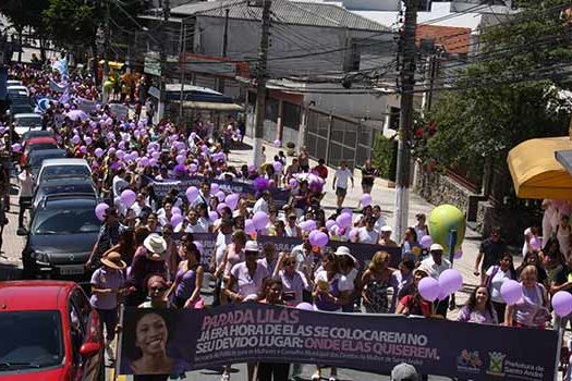 Parada Lilás reúne mulheres em caminhada neste sábado