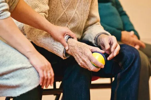 Primeiros sintomas da Doença de Parkinson podem se manifestar de forma lenta e silenciosa