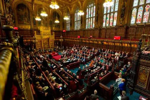 Parlamento britânico antecipa eleições gerais para 12 de dezembro