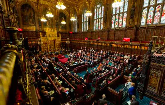 Parlamento britânico antecipa eleições gerais para 12 de dezembro