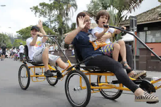 Passeio Inclusivo de Bike reuniu famílias na Vila do Doce