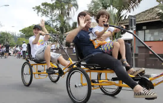 Passeio Inclusivo de Bike reuniu famílias na Vila do Doce