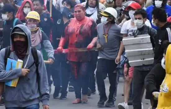 Manifestantes contra Evo pintam prefeita de rosa e a obrigam a andar descalça pelas ruas