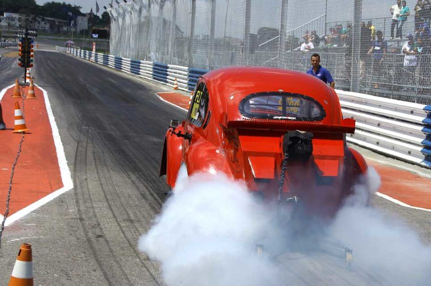 INCRÍVEL DRAG RACE RACHA NO Sambódromo do Anhembi SP - Corrida de arrancada  carros antigos Parte 1 