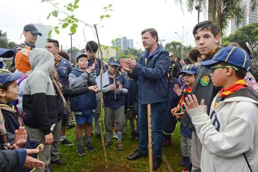 Ao lado de escoteiros, Orlando Morando promove plantio de árvores na Esplanada do Paço