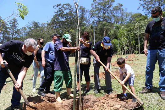 Vítimas da Covid-19 são homenageadas em plantio de mudas no Parque do Carmo