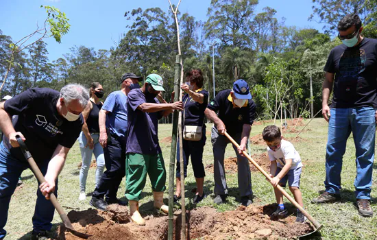 Vítimas da Covid-19 são homenageadas em plantio de mudas no Parque do Carmo